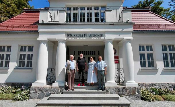 pracownicy Muzeum Piaśnickiego z gościem przed budynkiem muzeum