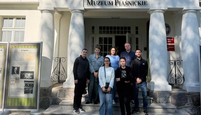 kierowniczka muzeum z gośćmi przed budynkiem muzeum piaśnickim