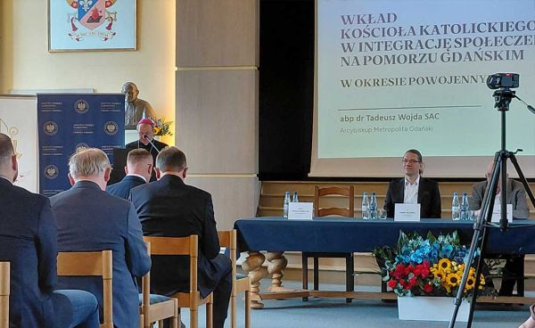 konferencja wokół stulecia Biskupstwa Gdańskiego