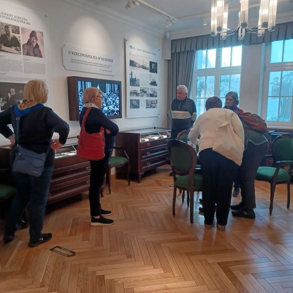 członkowie klubu seniora Pomorzanie oglądają wystawę w Muzeum Piaśnickim