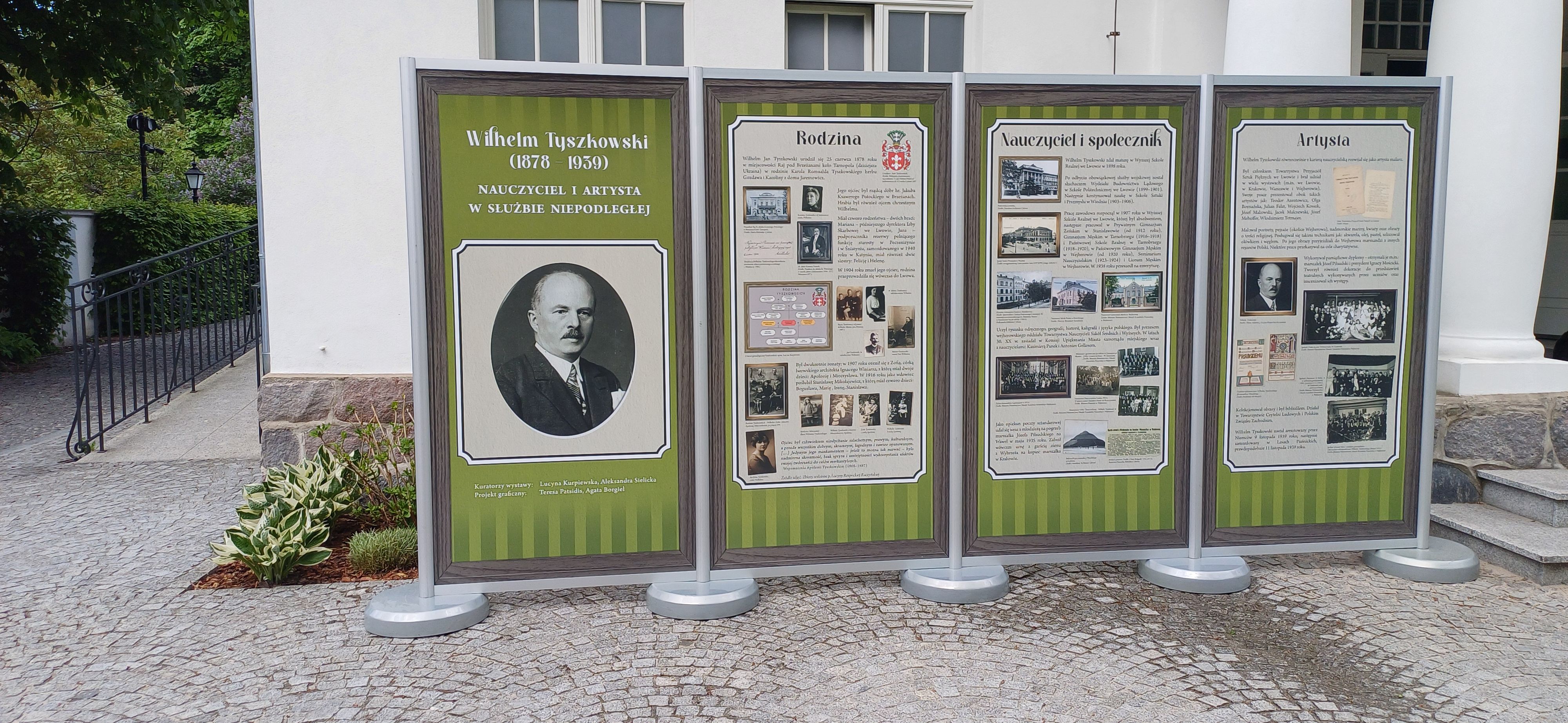 wystawa mobilna o Wilhelmie Tyszkowskim przed Muzeum Piaśnickim