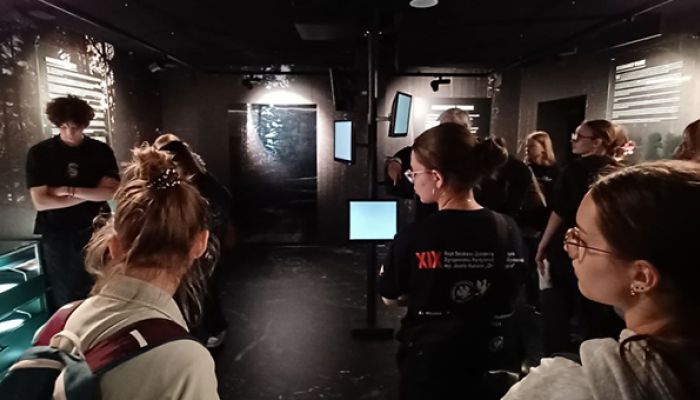 uczniowie oglądają wystawę w Muzeum Piaśnickim