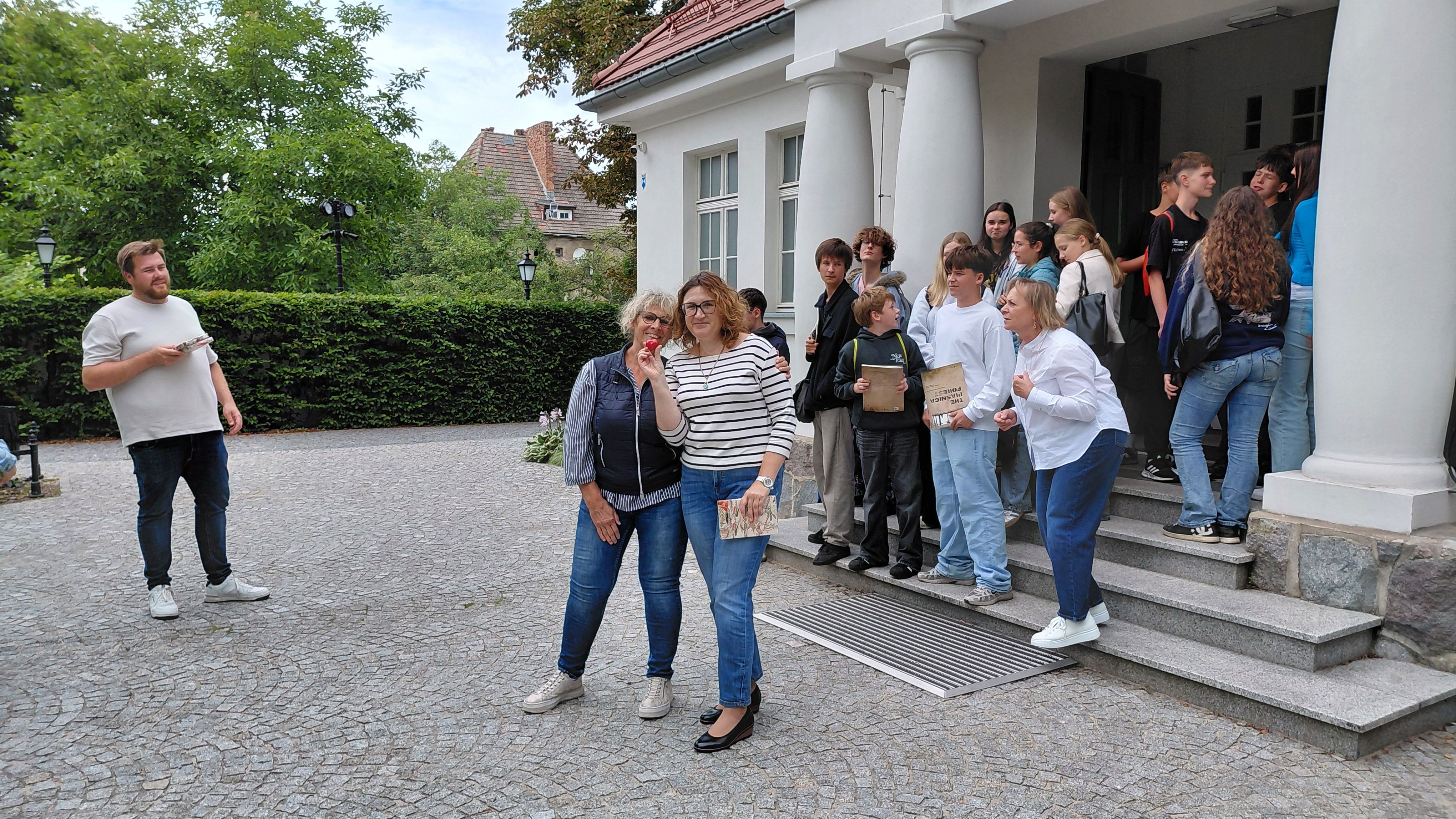 Kierownik Muzeum Piaśnickiego z gośćmi przed Muzeum