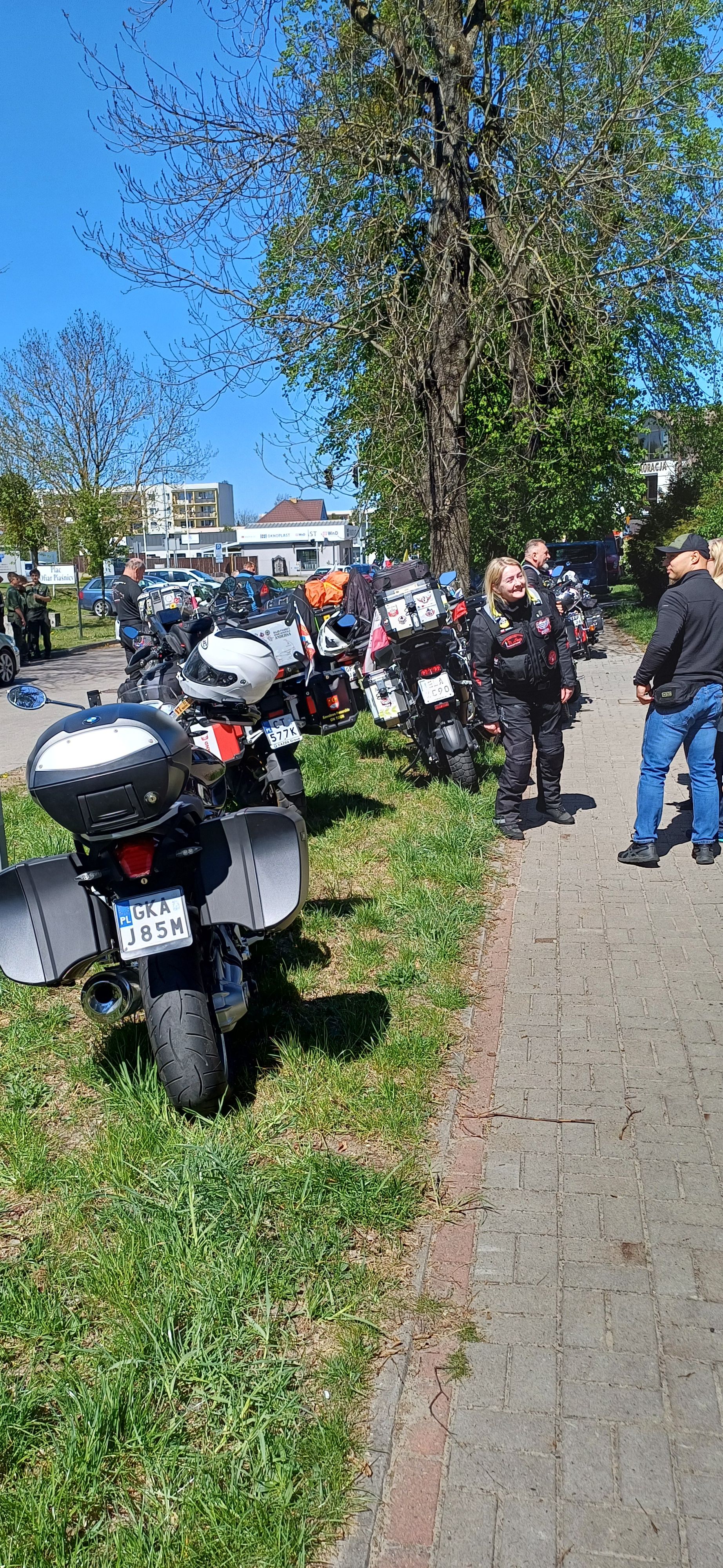grupa motocyklistów przed Muzeum Piaśnickim w Wejherowie