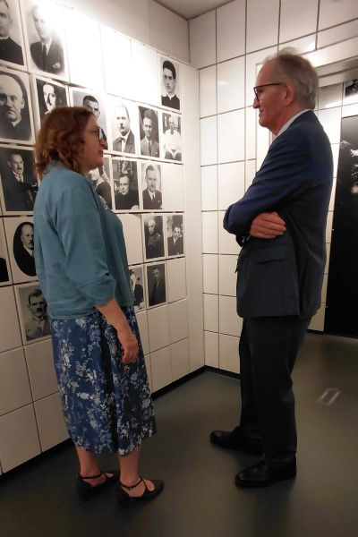 kierownik Muzeum Piaśnickiego rozmawia z konsulem Niemiec