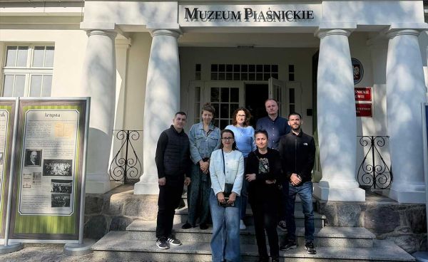kierowniczka muzeum z gośćmi przed budynkiem muzeum piaśnickim