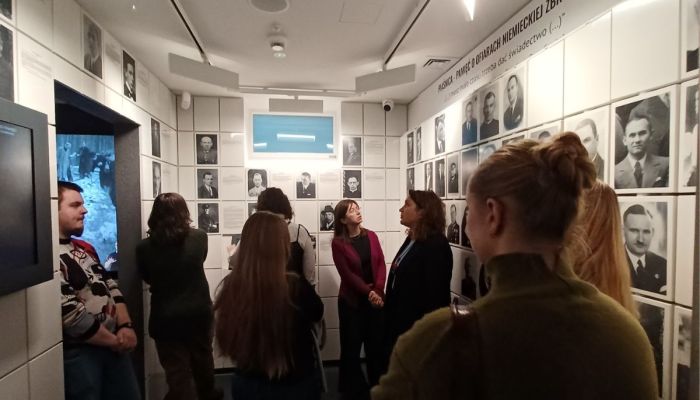 studenci etnologii UG zwieszają Muzeum Piaśnickie
