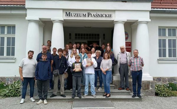 młodzież z pracownikami przed Muzeum Piaśnickim w Wejherowie