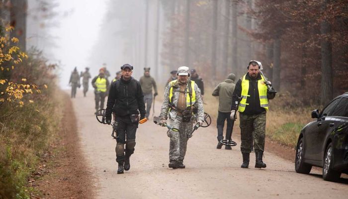 IPN employees go with metal detectors to the Piaśnica Forest