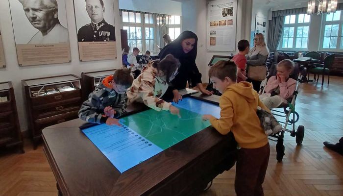 dzieci oglądają wystawę w Muzeum Piaśnickim