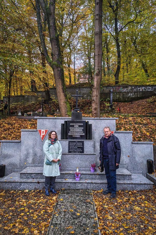 Employees of the Piaśnica Museum in front of the monument to the victims of Stutthof