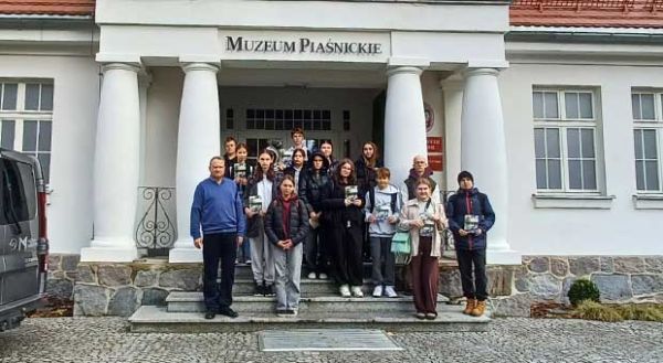 uczniowie przed Muzeum Piaśnickim w Wejherowie