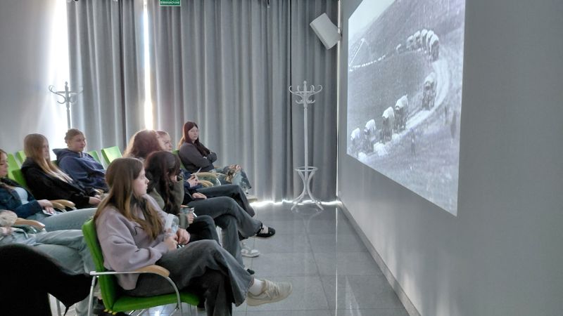 młodzież ogląda pokaz filmu o Piaśnicy