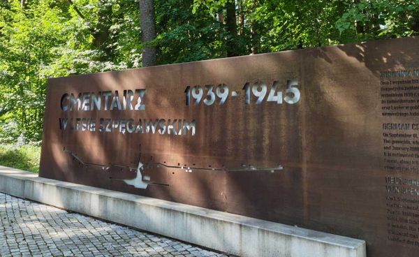 tablica z napisem Cmentarz w Lesie Szpęgawskim 1939-1945