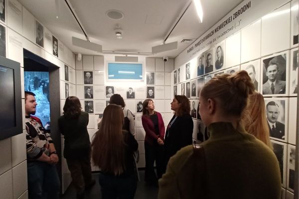 studenci etnologii UG zwieszają Muzeum Piaśnickie