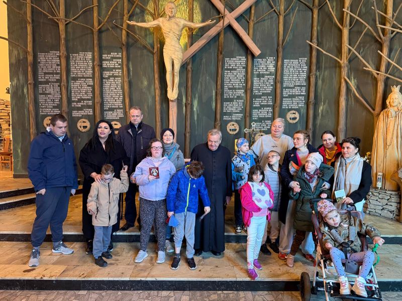 wychowankowie ośrodka z pracownikami muzeum w kaplicy
