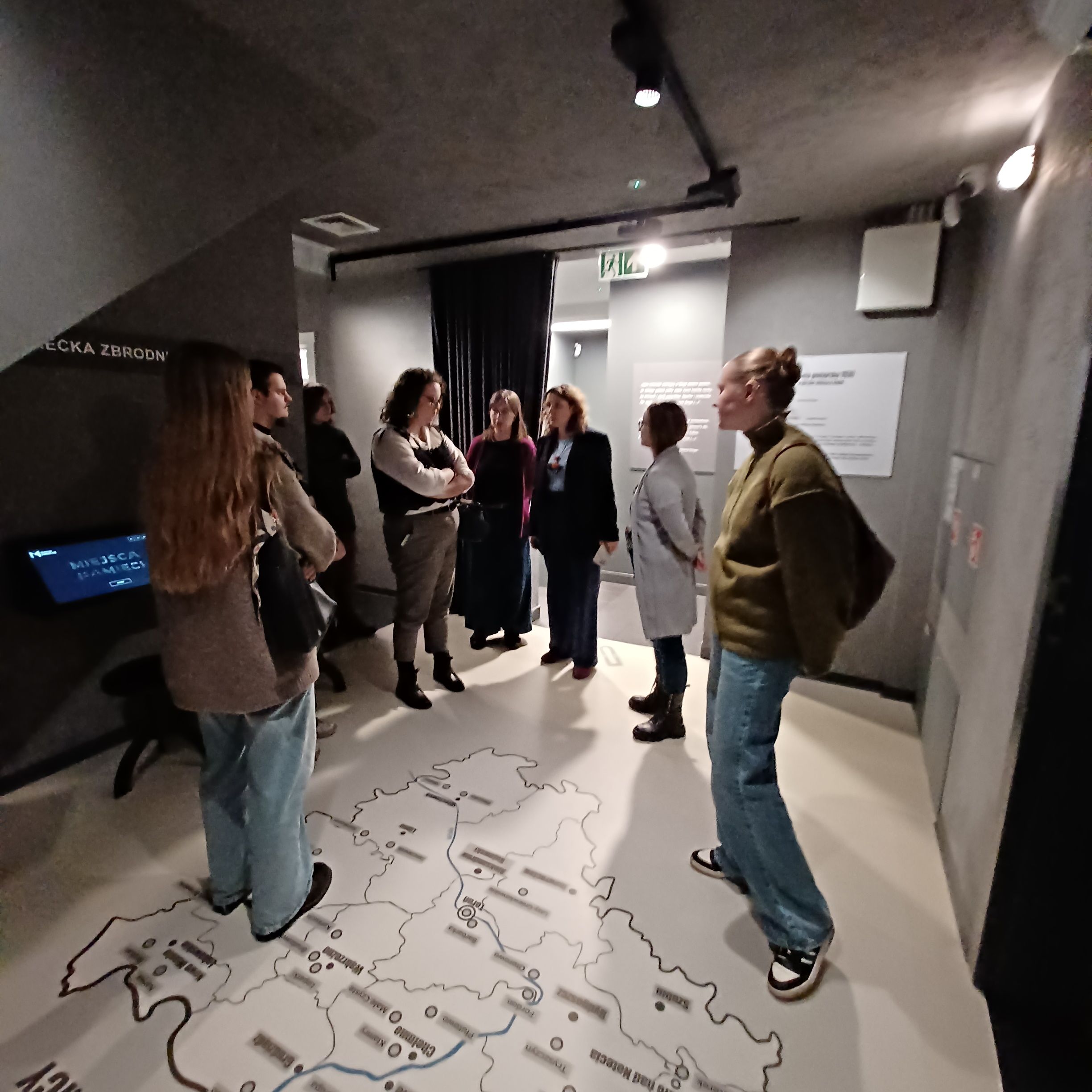 grupa studentów zwiedza Muzeum Piaśnickie