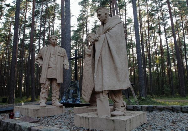 rzeźby postaci więźniów KL Stutthof w lasach piaśnickich