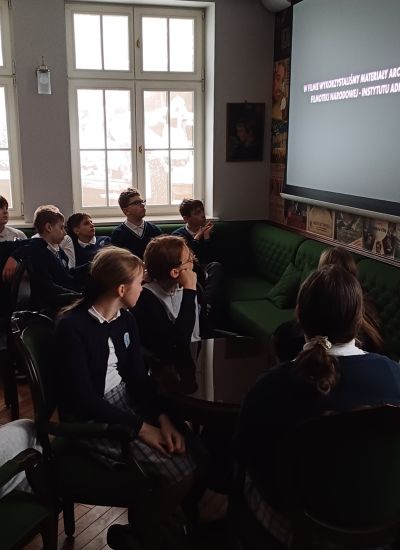 uczniowie oglądają film w Muzeum Piaśnickim