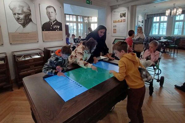 dzieci oglądają wystawę w Muzeum Piaśnickim