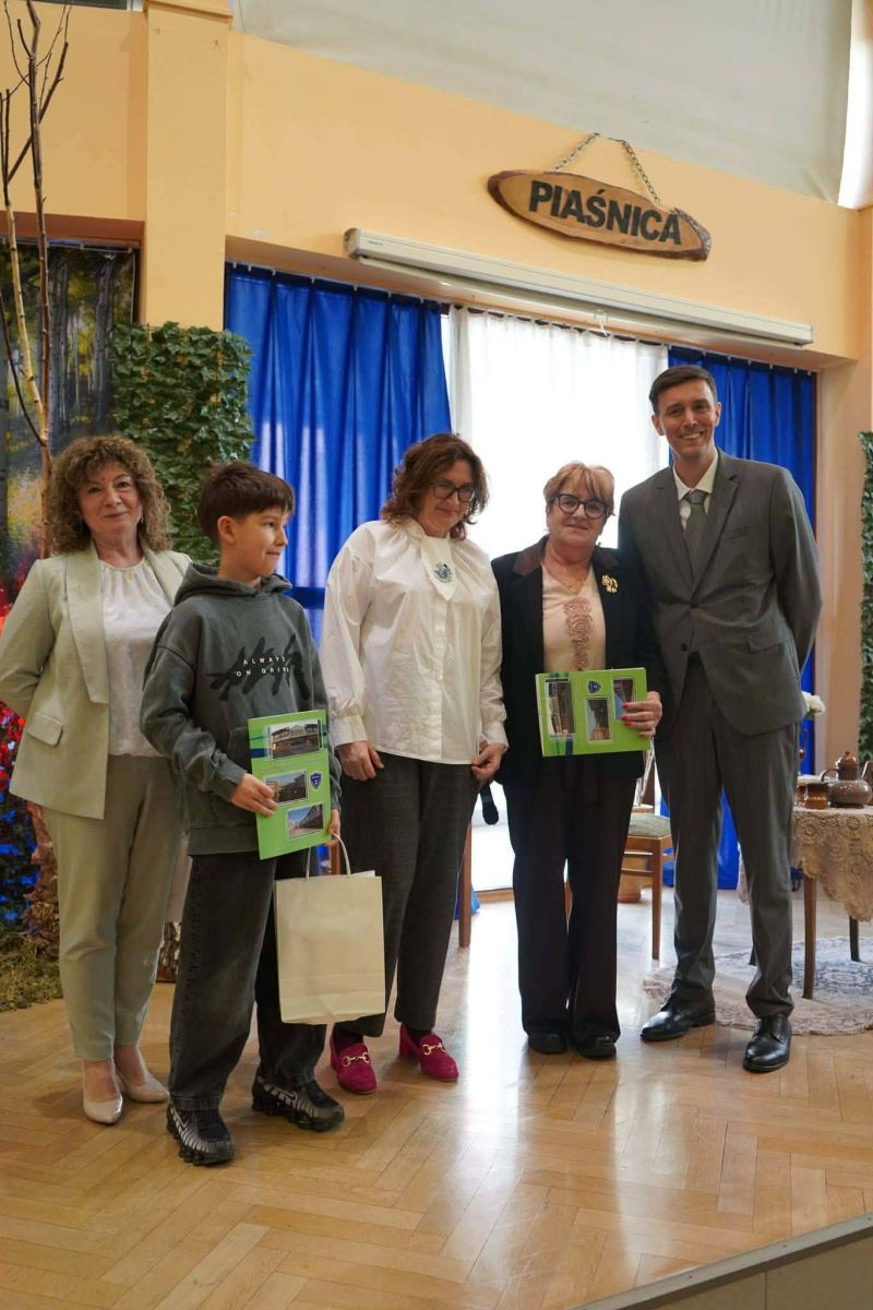 laureaci konkursu wiedzy o Piaśnicy z organizatorami