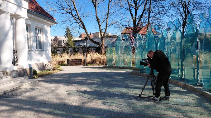kamerzysta nagrywa budynek Muzeum Piaśnickiego w Wejherowie
